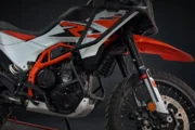 Accesorios esenciales para la KTM Adventure 390 R: protección y rendimiento en cada. Fotografía editorial relacionada con accesorios KTM Adventure 390 R. publicada en Netaware