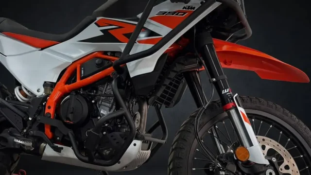 Accesorios esenciales para la KTM Adventure 390 R: protección y rendimiento en cada. Fotografía editorial relacionada con accesorios KTM Adventure 390 R. publicada en Netaware