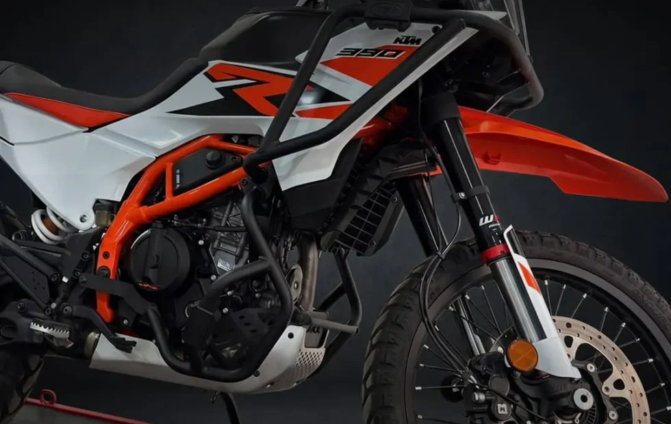 Accesorios esenciales para la KTM Adventure 390 R: protección y rendimiento en cada. Fotografía editorial relacionada con accesorios KTM Adventure 390 R. publicada en Netaware