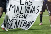 Argentina vence a Inglaterra y reaviva la memoria de las Malvinas. Fotografía editorial relacionada con Argentina Inglaterra Malvinas. publicada en Netaware