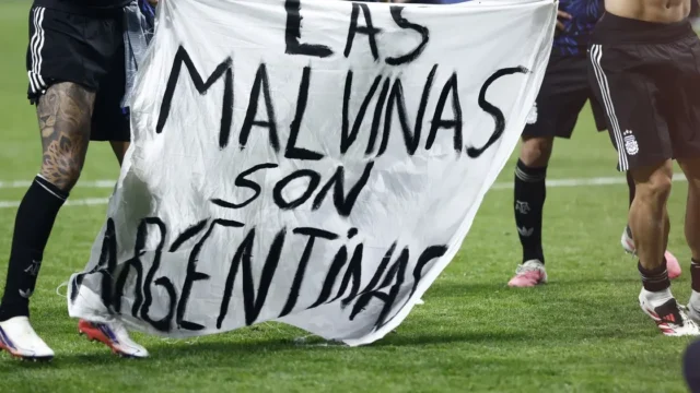 Argentina vence a Inglaterra y reaviva la memoria de las Malvinas. Fotografía editorial relacionada con Argentina Inglaterra Malvinas. publicada en Netaware