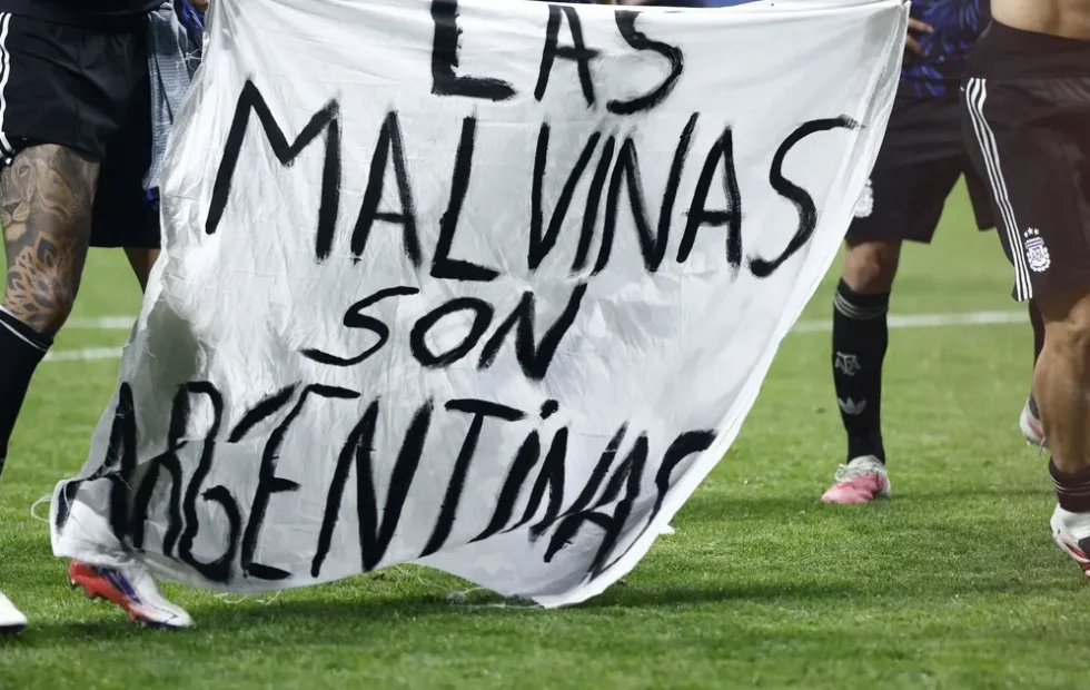 Argentina vence a Inglaterra y reaviva la memoria de las Malvinas. Fotografía editorial relacionada con Argentina Inglaterra Malvinas. publicada en Netaware