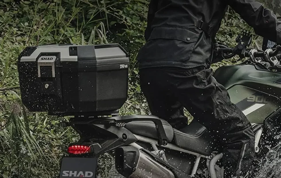 Baúles SHAD: capacidad, diseño y resistencia para viajar en moto con mayor comodidad. Fotografía editorial relacionada con baúles SHAD para moto. publicada en Netaware