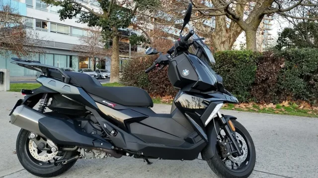 BMW C400X: el scooter urbano que combina agilidad, tecnología y confort premium. Fotografía editorial relacionada con BMW C400X scooter premium. publicada en Netaware