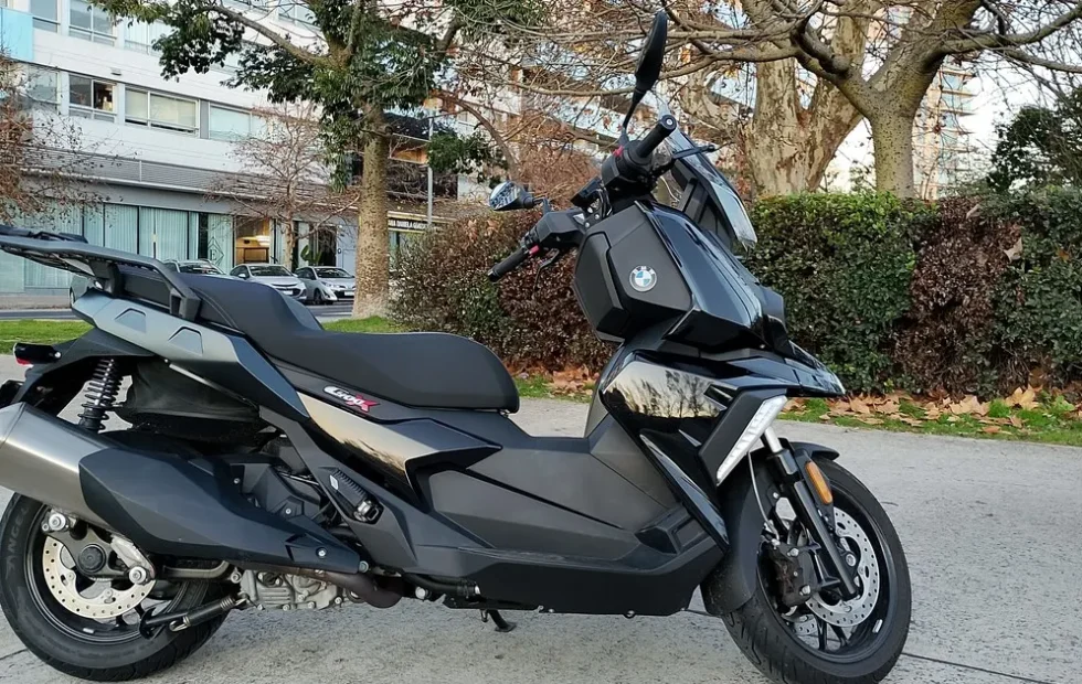 BMW C400X: el scooter urbano que combina agilidad, tecnología y confort premium. Fotografía editorial relacionada con BMW C400X scooter premium. publicada en Netaware