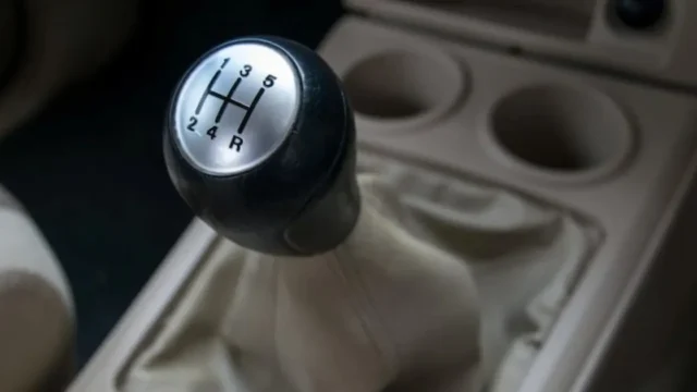 Cómo manejar un auto manual podría mantener el cerebro más activo. Fotografía editorial relacionada con conducir auto manual cerebro. publicada en Netaware