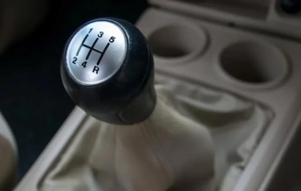 Cómo manejar un auto manual podría mantener el cerebro más activo. Fotografía editorial relacionada con conducir auto manual cerebro. publicada en Netaware