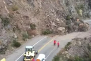 Derrumbe en el Camino de los Siete Lagos: cortan la Ruta 40. Fotografía editorial relacionada con derrumbe Camino de los Siete Lagos. publicada en Netaware