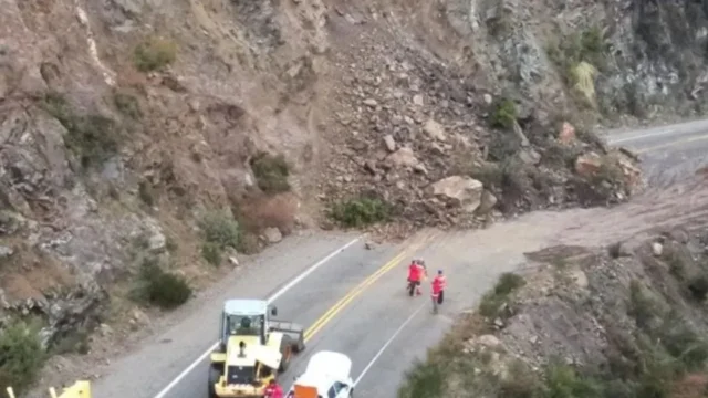 Derrumbe en el Camino de los Siete Lagos: cortan la Ruta 40. Fotografía editorial relacionada con derrumbe Camino de los Siete Lagos. publicada en Netaware