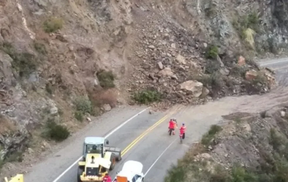 Derrumbe en el Camino de los Siete Lagos: cortan la Ruta 40. Fotografía editorial relacionada con derrumbe Camino de los Siete Lagos. publicada en Netaware
