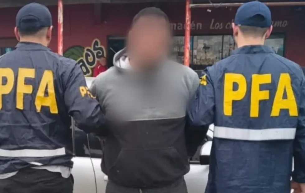 Detienen en Merlo a un hombre acusado de abusar de menores durante diez años. Fotografía editorial relacionada con Detienen Merlo hombre acusado abusar. publicada en Netaware