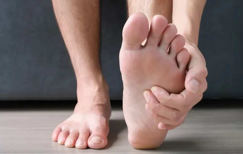 Dolor en pies y tobillos: cómo distinguir artrosis de artritis y aliviar. Imagen destacada sobre dolor en pies y tobillos. publicada en Netaware