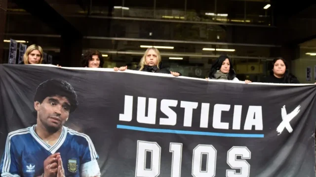 El asistente de Maradona declaró y reveló tensiones y descontrol en su entorno médico. Fotografía editorial relacionada con asistente Maradona declaró reveló tensiones. publicada e
