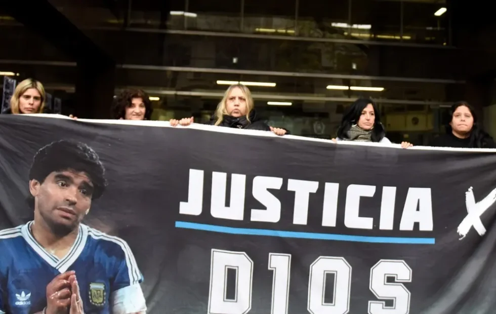 El asistente de Maradona declaró y reveló tensiones y descontrol en su entorno médico. Fotografía editorial relacionada con asistente Maradona declaró reveló tensiones. publicada e