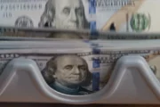 El dólar blue se mantiene firme y marca nuevas brechas con el oficial. Fotografía editorial relacionada con cotización dólar blue. publicada en Netaware