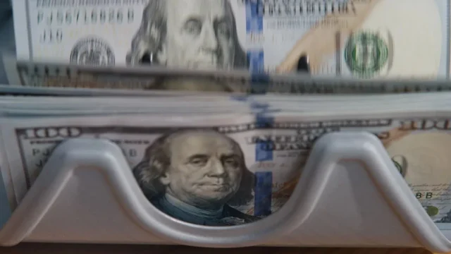 El dólar blue se mantiene firme y marca nuevas brechas con el oficial. Fotografía editorial relacionada con cotización dólar blue. publicada en Netaware