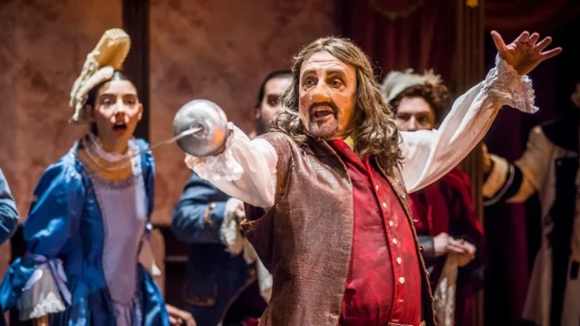 El regreso de Cyrano al San Martín: brillo visual y un ritmo que no emociona. Fotografía editorial relacionada con Cyrano Teatro San Martín. publicada en Netaware