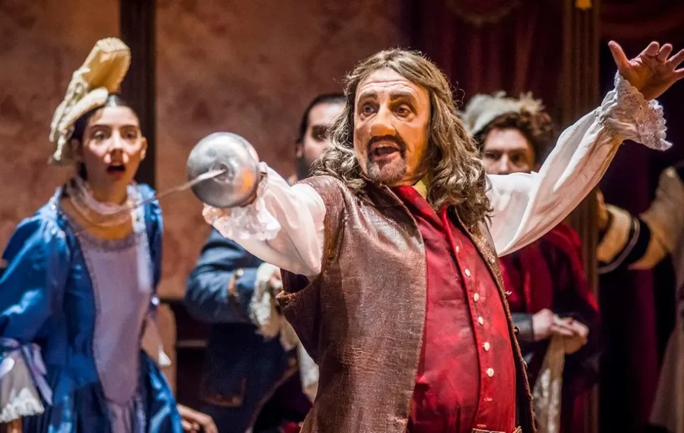 El regreso de Cyrano al San Martín: brillo visual y un ritmo que no emociona. Fotografía editorial relacionada con Cyrano Teatro San Martín. publicada en Netaware
