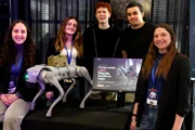 Estudiantes argentinos crean un perro robot para asistir en rescates y salvar vidas. Fotografía editorial relacionada con perro robot de rescate. publicada en Netaware