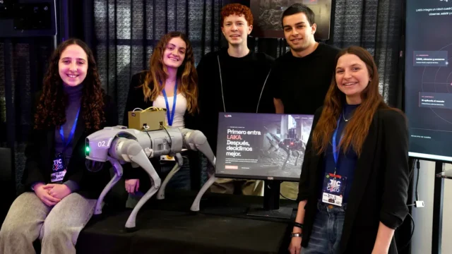 Estudiantes argentinos crean un perro robot para asistir en rescates y salvar vidas. Fotografía editorial relacionada con perro robot de rescate. publicada en Netaware
