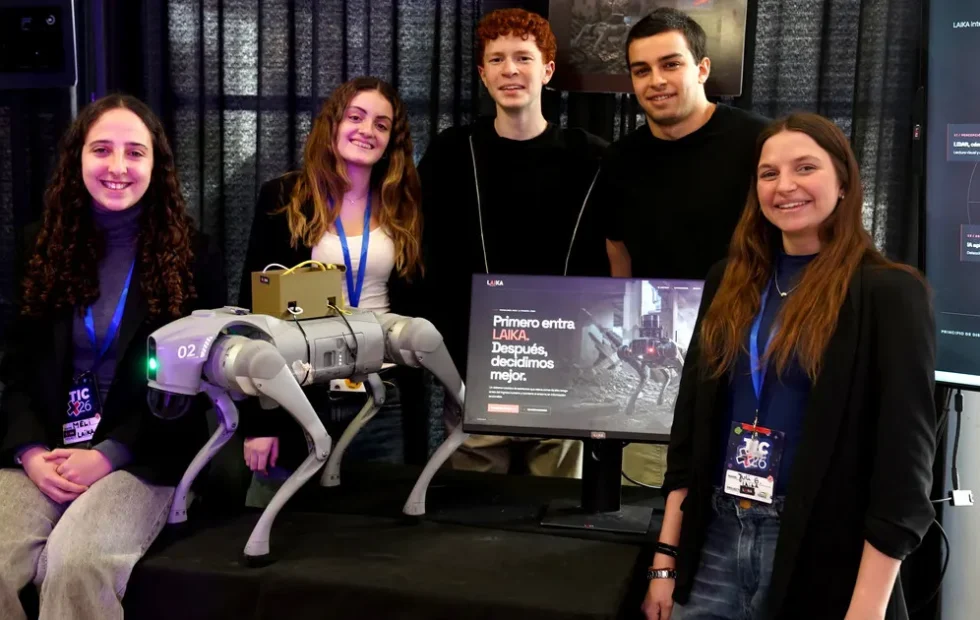 Estudiantes argentinos crean un perro robot para asistir en rescates y salvar vidas. Fotografía editorial relacionada con perro robot de rescate. publicada en Netaware