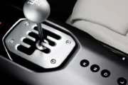 Ferrari revive la nostalgia con una caja manual virtual en su nuevo V12. Fotografía editorial relacionada con caja manual virtual Ferrari. publicada en Netaware
