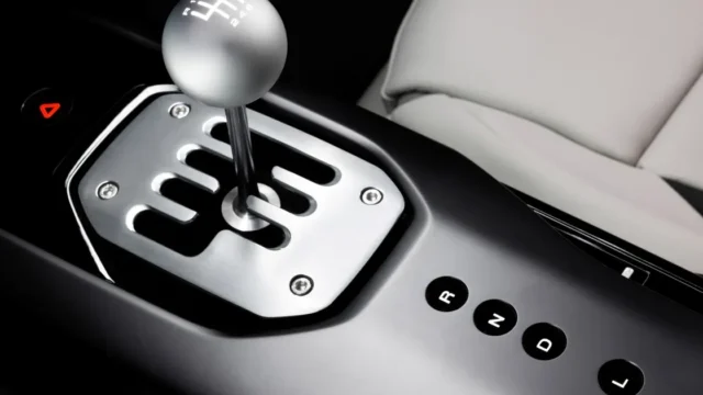 Ferrari revive la nostalgia con una caja manual virtual en su nuevo V12. Fotografía editorial relacionada con caja manual virtual Ferrari. publicada en Netaware