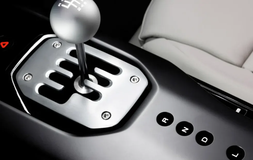 Ferrari revive la nostalgia con una caja manual virtual en su nuevo V12. Fotografía editorial relacionada con caja manual virtual Ferrari. publicada en Netaware