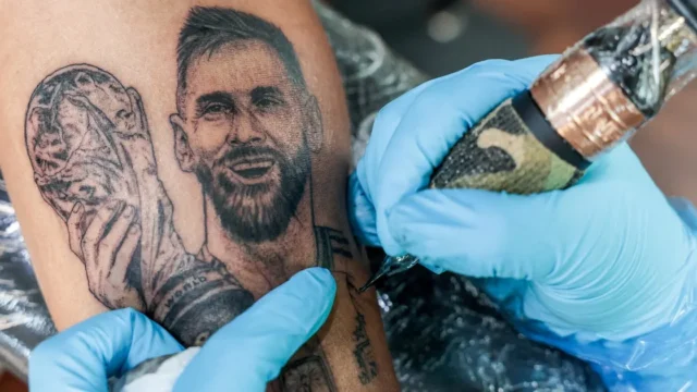 Gilda, Maradona y Messi: una plegaria argentina entre fe, fútbol y tecnología. Fotografía editorial relacionada con Gilda Maradona Messi. publicada en Netaware