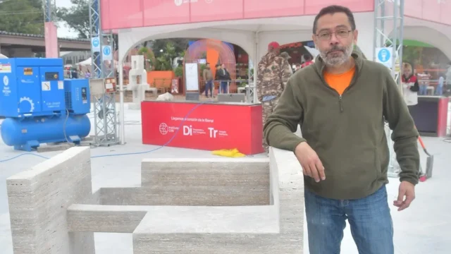 Mauricio Guajardo ganó la Bienal del Chaco con una escultura sobre el vacío. Fotografía editorial relacionada con Mauricio Guajardo Bienal del Chaco. publicada en Netaware