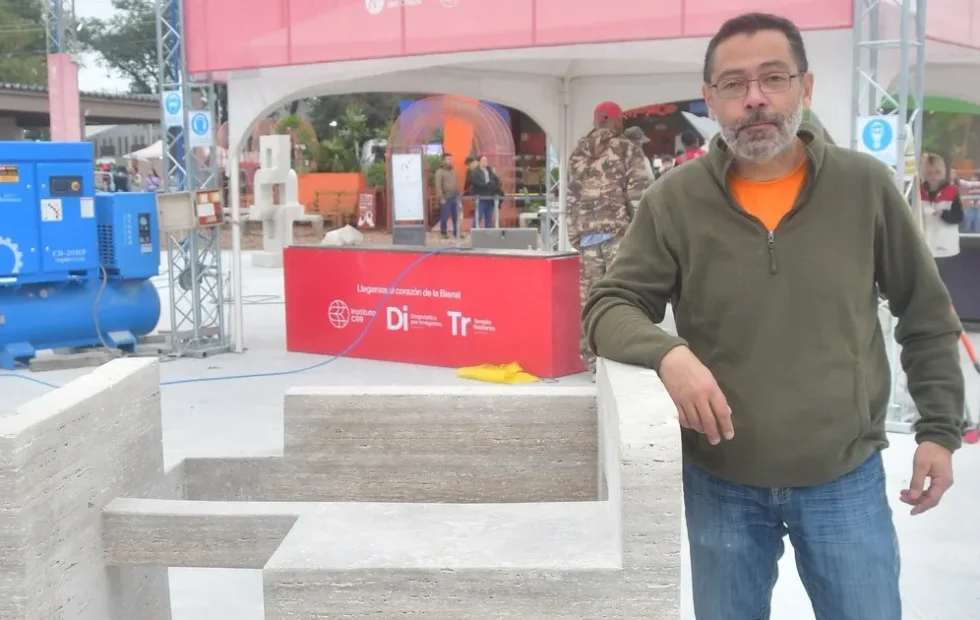 Mauricio Guajardo ganó la Bienal del Chaco con una escultura sobre el vacío. Fotografía editorial relacionada con Mauricio Guajardo Bienal del Chaco. publicada en Netaware