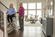 Silla salvaescaleras: cinco claves para vivir con más autonomía. Imagen destacada sobre silla salvaescaleras. publicada en Netaware
