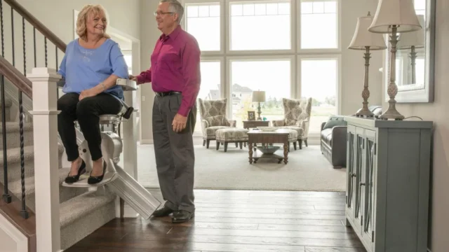 Silla salvaescaleras: cinco claves para vivir con más autonomía. Imagen destacada sobre silla salvaescaleras. publicada en Netaware