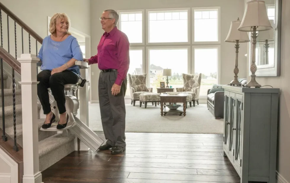 Silla salvaescaleras: cinco claves para vivir con más autonomía. Imagen destacada sobre silla salvaescaleras. publicada en Netaware
