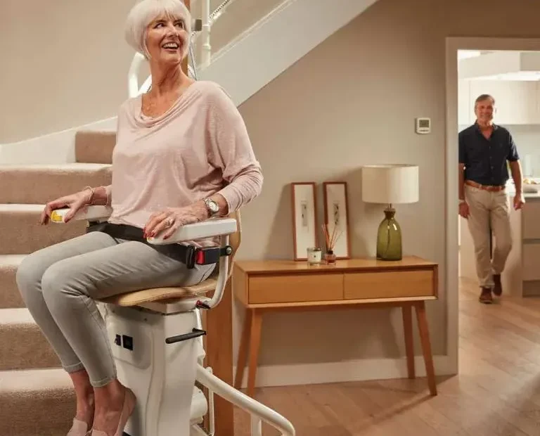 Sillas salvaescaleras: accesibilidad y autonomía sin abandonar el hogar. Imagen destacada sobre sillas salvaescaleras. publicada en Netaware
