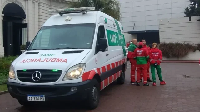 Tragedias y emergencias durante el partido entre Argentina y España conmocionan. Fotografía editorial relacionada con paro cardiorespiratorio durante partido. publicada en Netaware