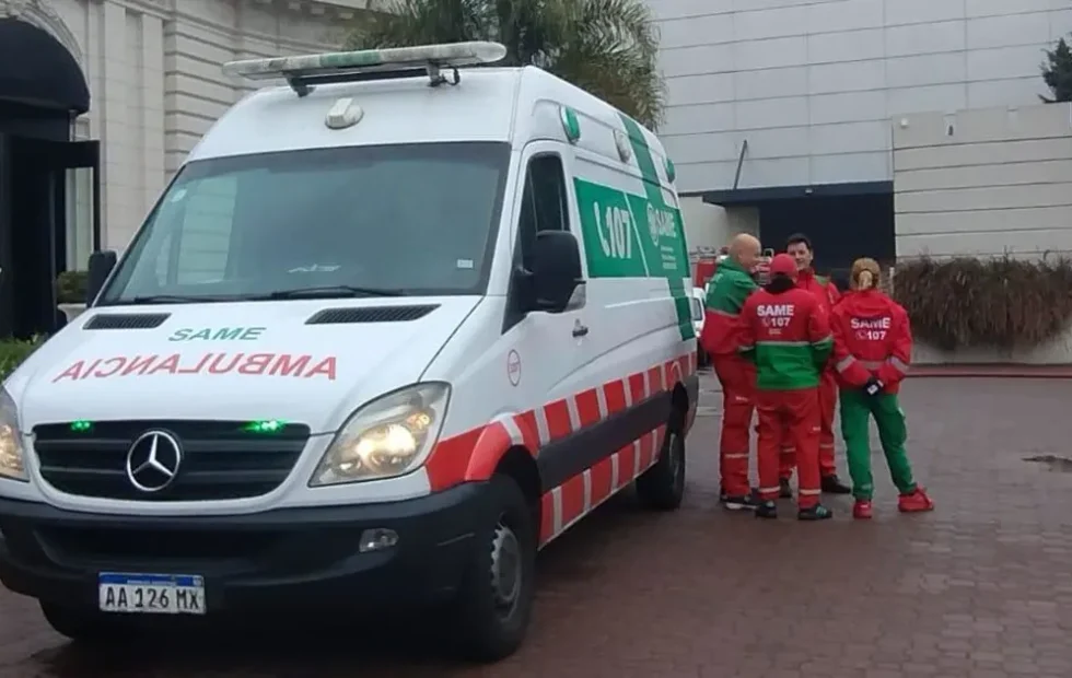 Tragedias y emergencias durante el partido entre Argentina y España conmocionan. Fotografía editorial relacionada con paro cardiorespiratorio durante partido. publicada en Netaware