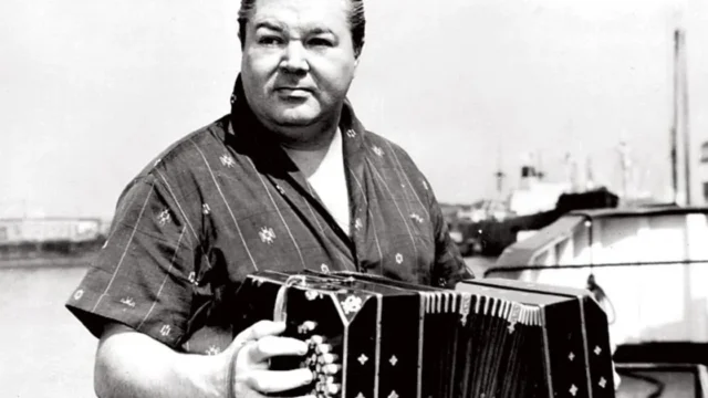 Aníbal Troilo: el bandoneón que siempre volvió al barrio. Fotografía editorial relacionada con Aníbal Troilo bandoneón. publicada en Netaware