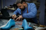 Antonio Ávalos, el artesano que convirtió los zapatos de tango en protagonistas. Fotografía editorial relacionada con zapatos artesanales de tango. publicada en Netaware