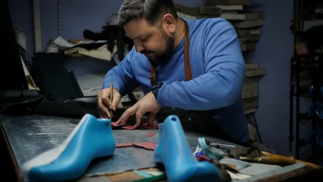 Antonio Ávalos, el artesano que convirtió los zapatos de tango en protagonistas. Fotografía editorial relacionada con zapatos artesanales de tango. publicada en Netaware