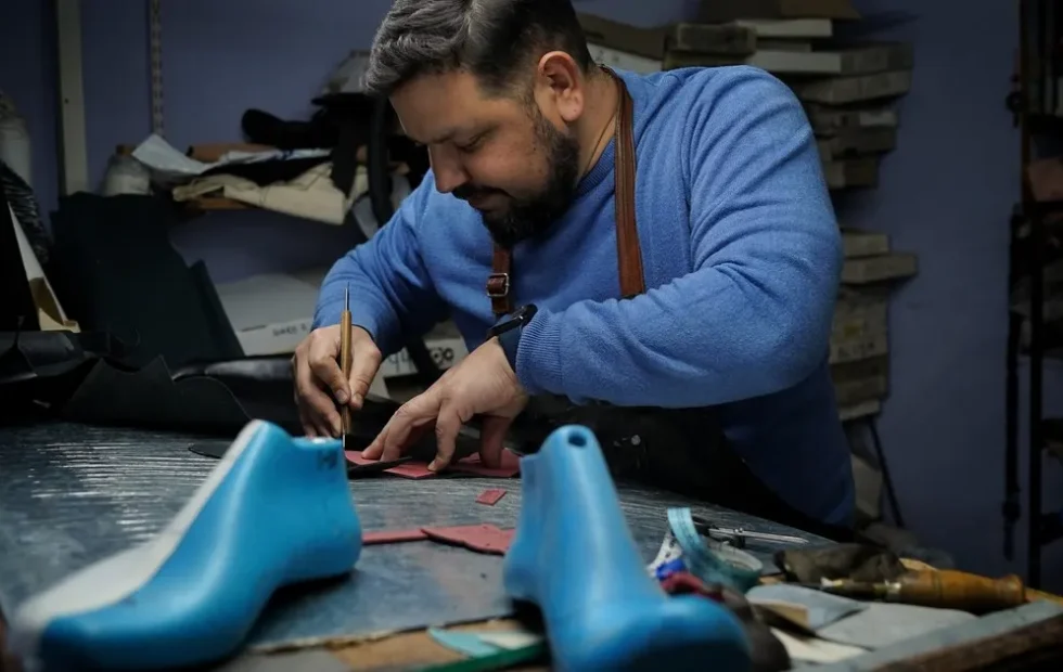 Antonio Ávalos, el artesano que convirtió los zapatos de tango en protagonistas. Fotografía editorial relacionada con zapatos artesanales de tango. publicada en Netaware