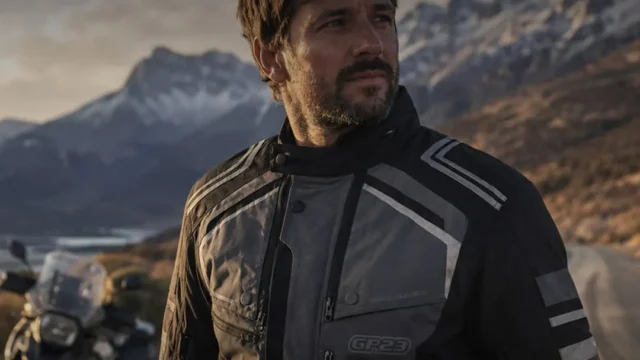 Campera para viajar en moto: cómo elegir protección y confort. Imagen destacada sobre campera para viajar en moto. publicada en Netaware