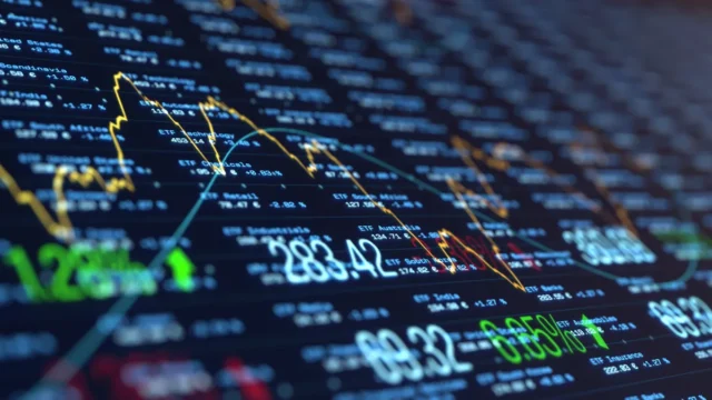 Dólar blue y oficial: claves del mercado argentino este miércoles 12 de agosto. Imagen destacada sobre dólar blue y oficial. publicada en Netaware
