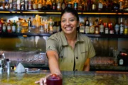 Flavia Arroyo y la alquimia de recrear grandes bebidas sin alcohol. Fotografía editorial relacionada con coctelería sin alcohol. publicada en Netaware