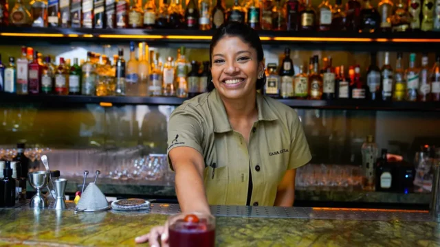Flavia Arroyo y la alquimia de recrear grandes bebidas sin alcohol. Fotografía editorial relacionada con coctelería sin alcohol. publicada en Netaware