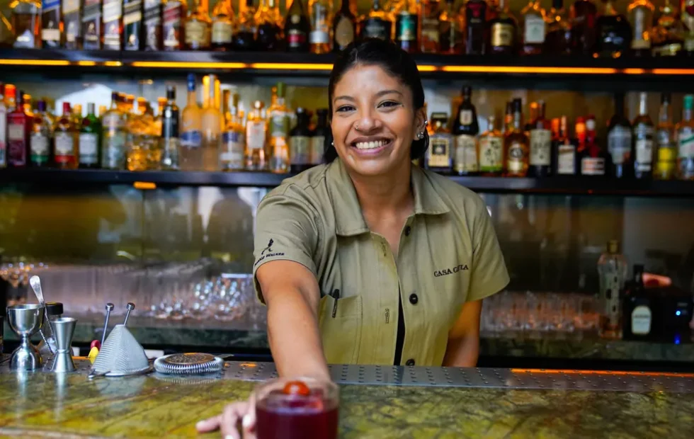 Flavia Arroyo y la alquimia de recrear grandes bebidas sin alcohol. Fotografía editorial relacionada con coctelería sin alcohol. publicada en Netaware