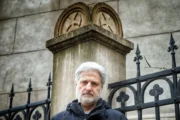 Gustavo Malajovich vuelve con Fabián Danubio y una novela policial de 600 páginas. Fotografía editorial relacionada con novela policial de Malajovich. publicada en Netaware