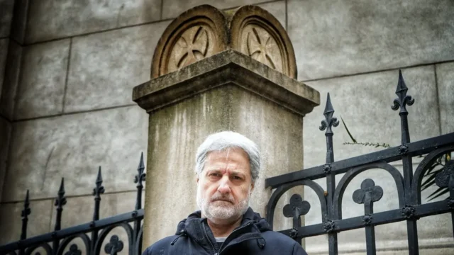 Gustavo Malajovich vuelve con Fabián Danubio y una novela policial de 600 páginas. Fotografía editorial relacionada con novela policial de Malajovich. publicada en Netaware