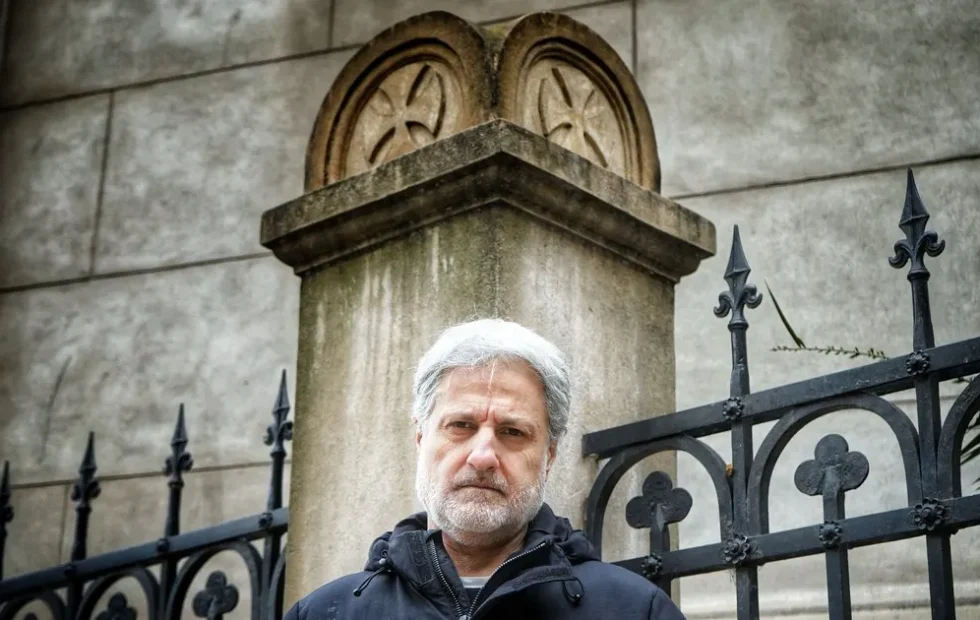Gustavo Malajovich vuelve con Fabián Danubio y una novela policial de 600 páginas. Fotografía editorial relacionada con novela policial de Malajovich. publicada en Netaware