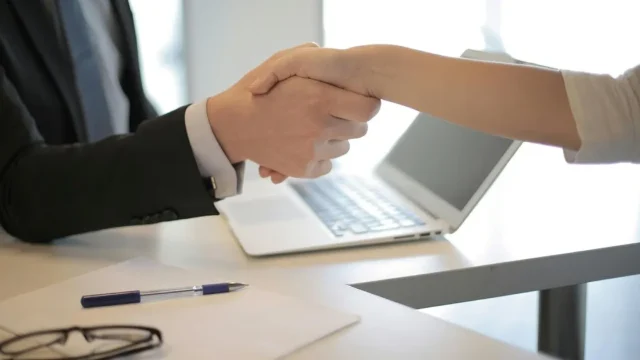 IA generativa: ¿crecimiento sostenible o burbuja financiera?. Fotografía editorial relacionada con burbuja de IA generativa. publicada en Netaware